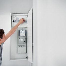 homme compteur énergie