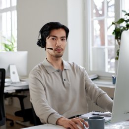 Homme en télétravail