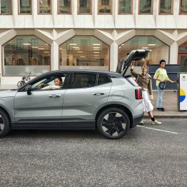 Femmes avec voiture electrique