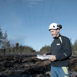 homme et contrat sur chantier