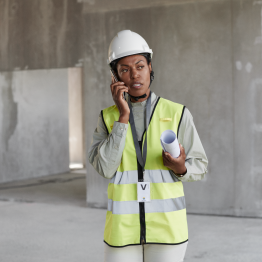 femme avec telephone