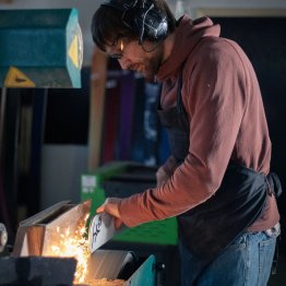 homme fabrique des skis