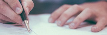 Personne qui signe un document