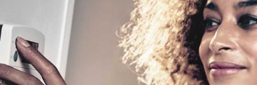 Femme qui règle la température