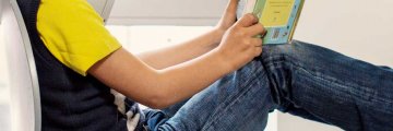 Enfant qui se réchauffe sur un radiateur