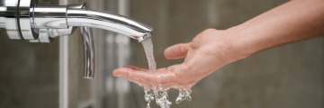 Robinet avec main sous eau