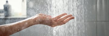 Main sous la douche