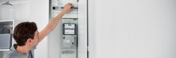 homme compteur énergie