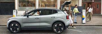 Femmes avec voiture electrique