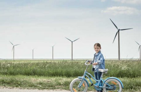 fille dans un champs d'éoliennes 560x315