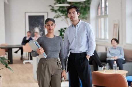 Femme et homme dans un bureau open space