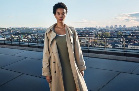 Offre Offre Électricité Équilibre Février 2025 femme devant panneaux solaire