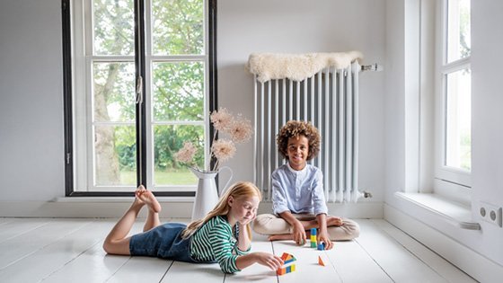 2 enfants jouant sur le sol d'une maison