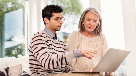 deux personnes sur un ordinateur 560x315