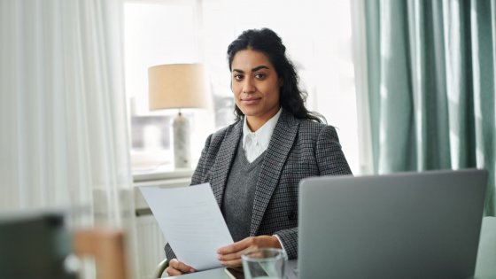 Femme à son bureau devant ordinateur