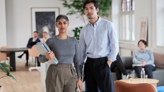 Femme et homme dans un bureau open space